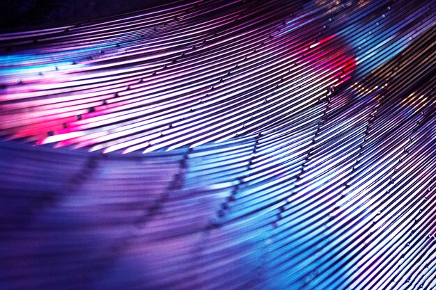 Defocused metallic strings