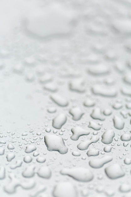 Бесплатное фото Расфокусированные капли воды на поверхности