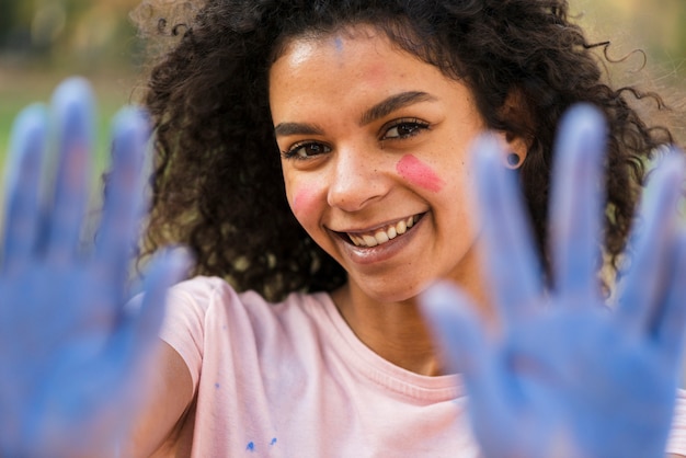 Donna defocused che mostra le mani coperte blu