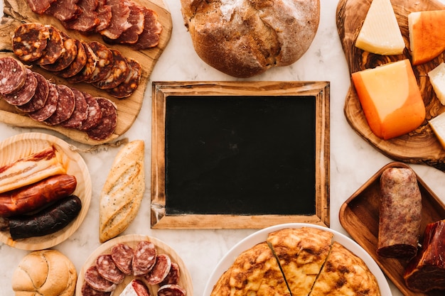 Foto gratuita delizioso cibo intorno alla lavagna