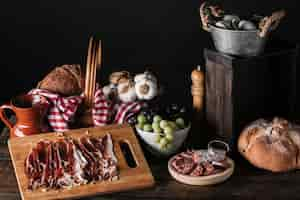 Foto gratuita deliziosa composizione del cibo sul tavolo