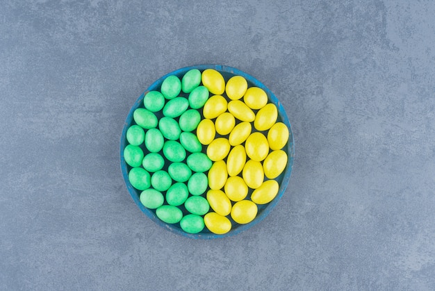 Free photo delectable gums in the bowl, on the marble background.