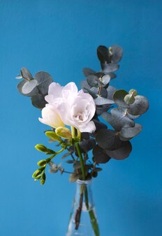 小枝のフリージアの花の花束 プレミアム写真 小枝のフリージアの花の花束 プレミアム写真