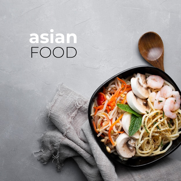 Вкусная и полезная азиатская еда на сером текстурированном фоне Бесплатные Фотографии