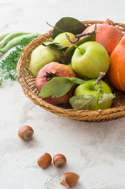 Free photo delicious apples in basket