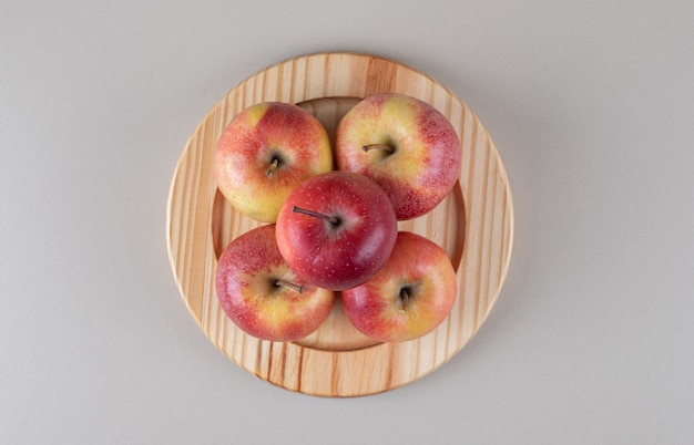 Бесплатное фото Вкусные яблоки на блюде на мраморе