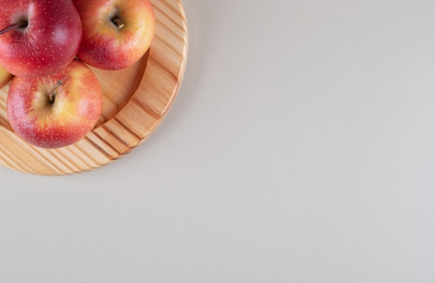 Free photo delicious apples bundled on a platter on marble