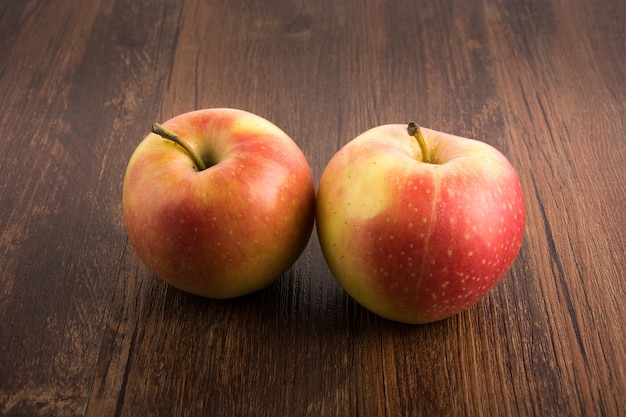 나무 표면에 맛있는 사과