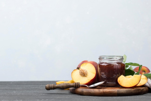 Foto gratuita assortimento delizioso di marmellata di albicocche