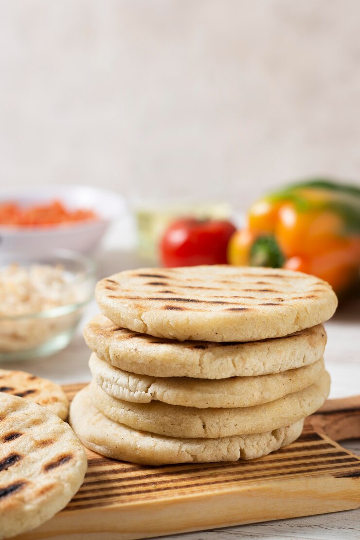 Бесплатный Фотография вкусные арепы на деревянной доске