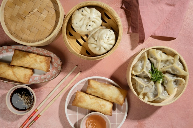 Foto gratuita deliziosa disposizione di cibo asiatico?