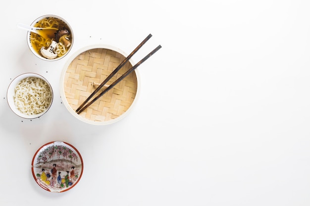 Вкусная азиатская еда рядом с палочками для еды