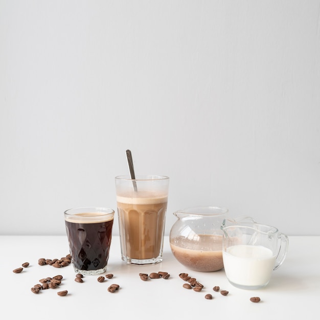 Бесплатное фото Вкусный ассортимент бокалов с кофе