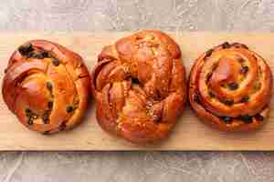 Free photo delicious bagels with raisins