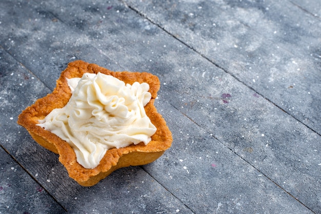 軽い机の上に白いおいしいクリームで形作られたおいしい焼きたてのケーキスター、ケーキ焼き砂糖甘いクリームティー