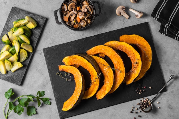 Vista dall'alto di deliziose fette di zucca al forno