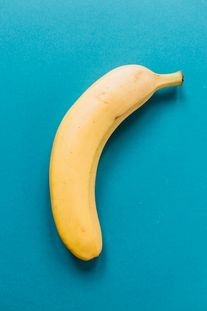Бесплатное фото Вкусный банан на синем фоне