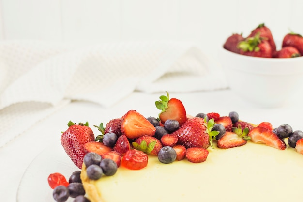 Foto gratuita torta di deliziosi frutti di bosco