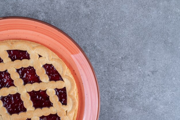 Deliziosa torta di frutti di bosco sul piatto rosso