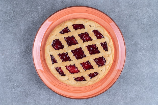 Foto gratuita deliziosa torta di frutti di bosco sul piatto rosso