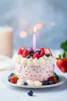 Foto gratuita deliziosa torta di compleanno con candele