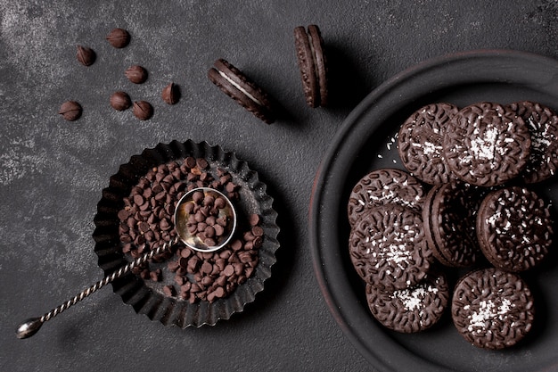Foto gratuita deliziosi biscotti con crema e gocce di cioccolato