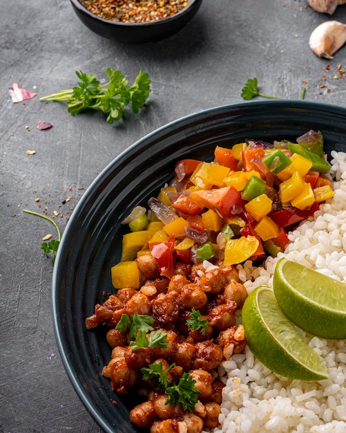 Foto gratuita deliziosa disposizione di cibo brasiliano