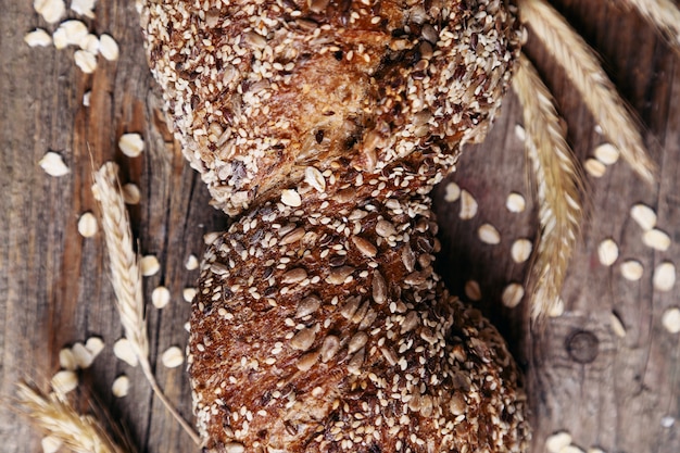 Бесплатное фото Вкусный хлеб на деревянной доске