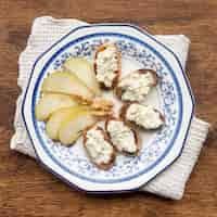 Foto gratuita pane delizioso con formaggio su una tavola