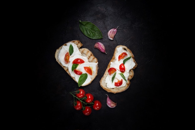 Foto gratuita delizioso pane con formaggio e pomodoro