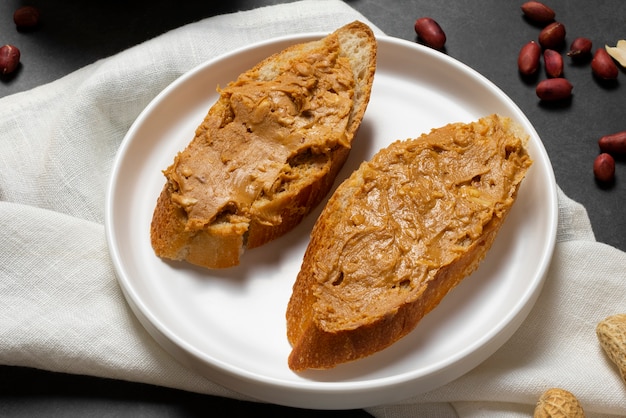 Free photo delicious bread with crunchy peanut butter