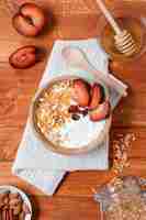 Foto gratuita ciotola deliziosa colazione con fragole e avena