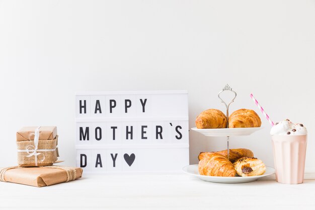 Free photo delicious breakfast composition for mothers day