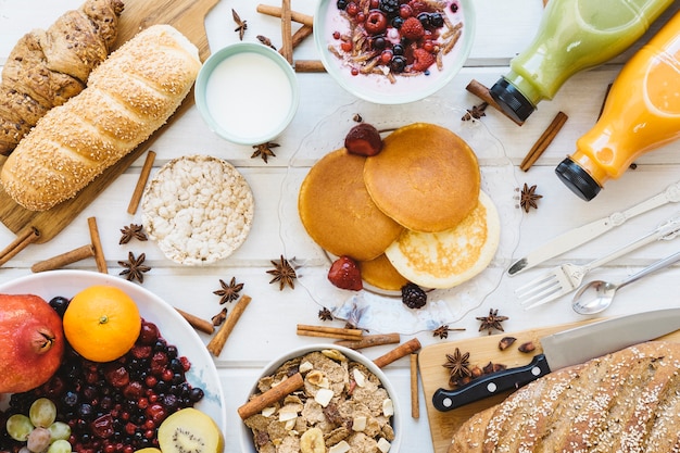 Foto gratuita deliziosa composizione per la colazione