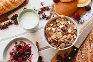 Foto gratuita deliziosa decorazione della prima colazione