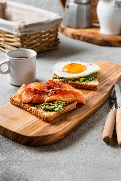 Foto gratuita delizioso assortimento di pasti per la colazione