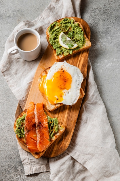 Foto gratuita delizioso assortimento di pasti per la colazione