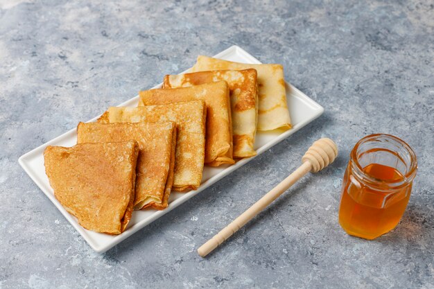 맛있는 아침. 정통 휴일 Maslenitsa. 적자와 호넷, 평면도와 크레페