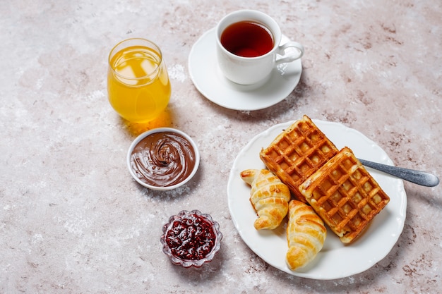 커피, 오렌지 주스, 와플, 크로와상, 잼, 빛에 견과류 페이스트, 평면도와 맛있는 아침 식사