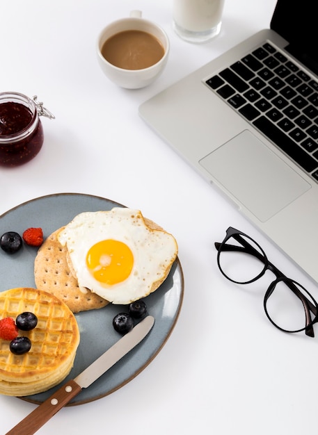Бесплатное фото Вкусный завтрак с вафлями и яйцом