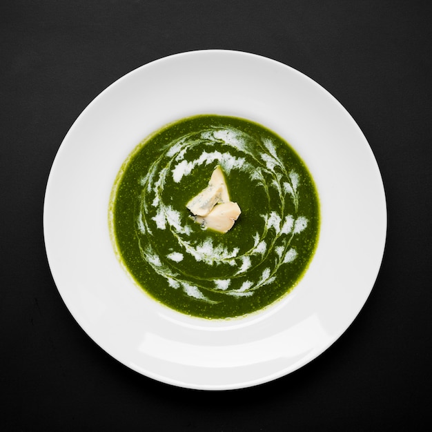 Delicious broccoli soup flat lay