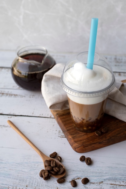 Foto gratuita deliziosa tazza da tè a bolle e cannuccia blu