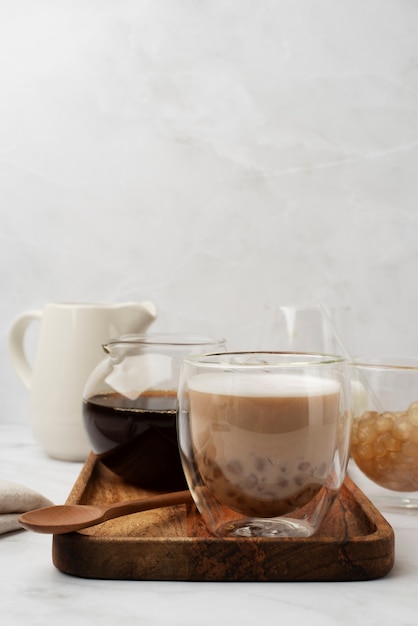 Foto gratuita deliziosa tazza da tè a bolle sulla tavola di legno