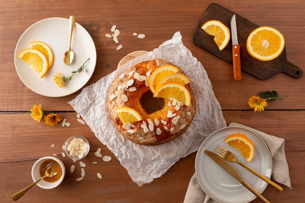 Вкусный торт-бандт с композицией из апельсинов