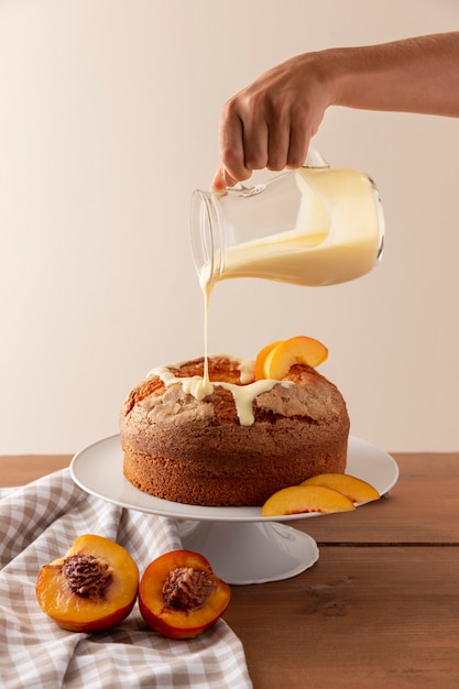 Free photo delicious bundt cake with oranges arrangement