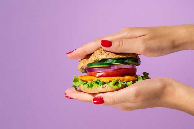 Foto gratuita hamburger delizioso su un bellissimo sfondo viola