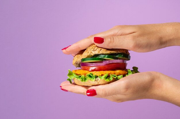Вкусный гамбургер на красивом фиолетовом фоне