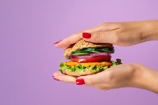 Вкусный гамбургер на красивом фиолетовом фоне