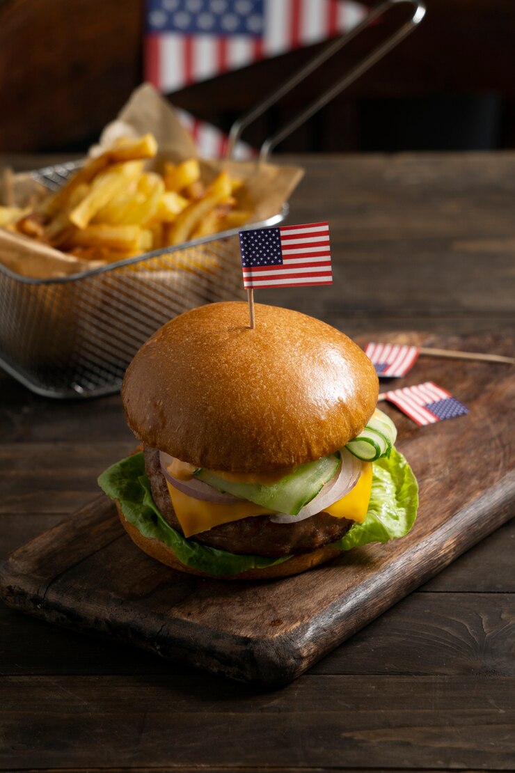 無料Photo 木の板とフライド ポテトのおいしいハンバーガー