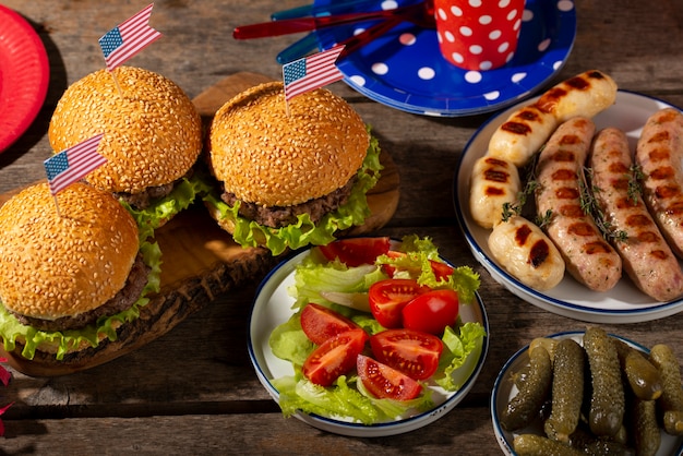 Foto gratuita deliziosi hamburger per la festa del lavoro degli stati uniti